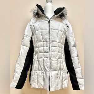 ZXBLK : Silver Reflective Winter Puffer Coat w Faux Fur Trim | Good Condition